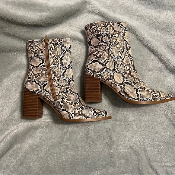 Diba True Women's Snakeskin Bootie’s - Picture 1 of 3